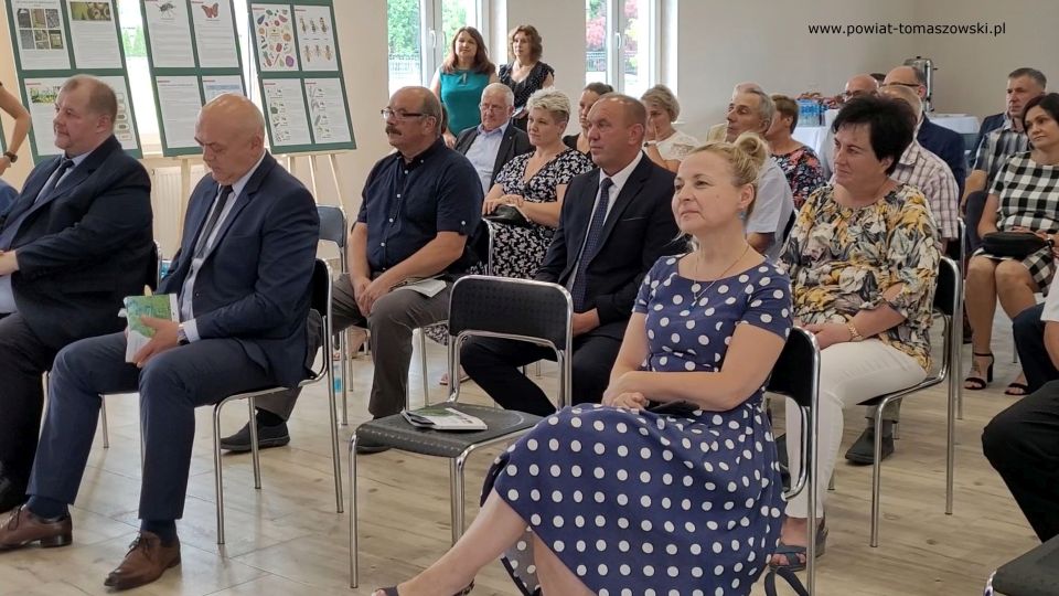 Na zdjęciu: zdjęcie z wręczania przez:  Zbigniewa Ziembę – Wicemarszałka Województwa Łódzkiego, Ewę Wendrowską i Janusza Ciesielskiego – radnych Sejmiku Województwa Łódzkiego i Mariusza Węgrzynowskiego – Starostę Powiatu Tomaszowskiego, grantów sołeckich "Sołectwo na plus", przyznanych przez Urząd Marszałkowski w Łodzi dla sołectw z powiatu tomaszowskiego. uroczystość odbyła się 8 lipca 2021 roku w Gminnym Domu Kultury w Wiadernie, gmina Tomaszów Mazowiecki 