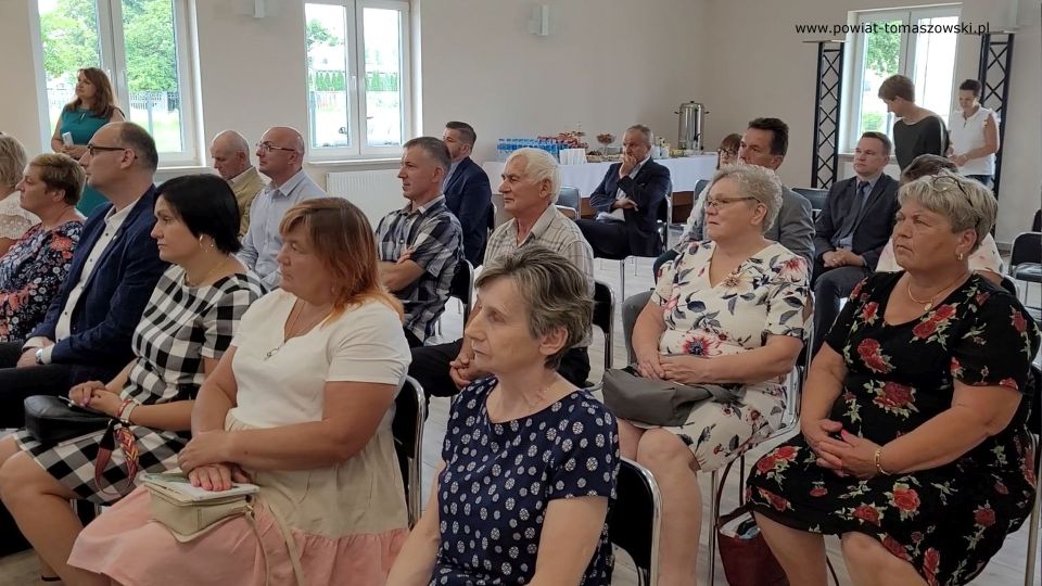 Na zdjęciu: zdjęcie z wręczania przez:  Zbigniewa Ziembę – Wicemarszałka Województwa Łódzkiego, Ewę Wendrowską i Janusza Ciesielskiego – radnych Sejmiku Województwa Łódzkiego i Mariusza Węgrzynowskiego – Starostę Powiatu Tomaszowskiego, grantów sołeckich "Sołectwo na plus", przyznanych przez Urząd Marszałkowski w Łodzi dla sołectw z powiatu tomaszowskiego. uroczystość odbyła się 8 lipca 2021 roku w Gminnym Domu Kultury w Wiadernie, gmina Tomaszów Mazowiecki 