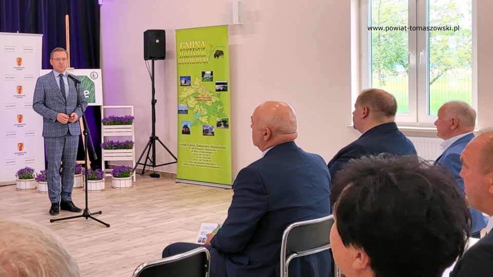 Na zdjęciu: zdjęcie z wręczania przez:  Zbigniewa Ziembę – Wicemarszałka Województwa Łódzkiego, Ewę Wendrowską i Janusza Ciesielskiego – radnych Sejmiku Województwa Łódzkiego i Mariusza Węgrzynowskiego – Starostę Powiatu Tomaszowskiego, grantów sołeckich "Sołectwo na plus", przyznanych przez Urząd Marszałkowski w Łodzi dla sołectw z powiatu tomaszowskiego. uroczystość odbyła się 8 lipca 2021 roku w Gminnym Domu Kultury w Wiadernie, gmina Tomaszów Mazowiecki 
