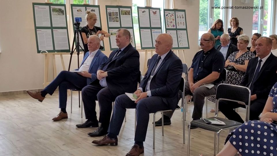 Na zdjęciu: zdjęcie z wręczania przez:  Zbigniewa Ziembę – Wicemarszałka Województwa Łódzkiego, Ewę Wendrowską i Janusza Ciesielskiego – radnych Sejmiku Województwa Łódzkiego i Mariusza Węgrzynowskiego – Starostę Powiatu Tomaszowskiego, grantów sołeckich "Sołectwo na plus", przyznanych przez Urząd Marszałkowski w Łodzi dla sołectw z powiatu tomaszowskiego. uroczystość odbyła się 8 lipca 2021 roku w Gminnym Domu Kultury w Wiadernie, gmina Tomaszów Mazowiecki 