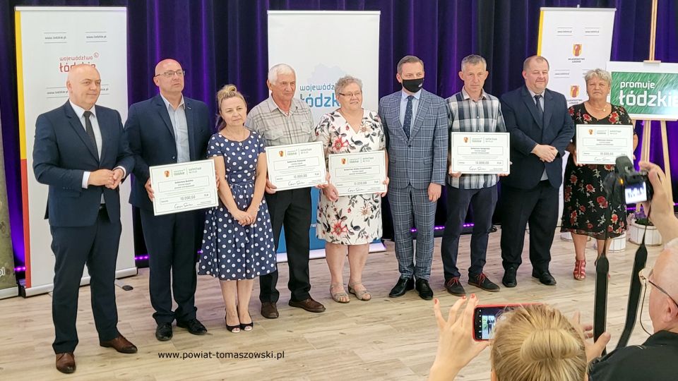 Na zdjęciu: zdjęcie z wręczania przez:  Zbigniewa Ziembę – Wicemarszałka Województwa Łódzkiego, Ewę Wendrowską i Janusza Ciesielskiego – radnych Sejmiku Województwa Łódzkiego i Mariusza Węgrzynowskiego – Starostę Powiatu Tomaszowskiego, grantów sołeckich "Sołectwo na plus", przyznanych przez Urząd Marszałkowski w Łodzi dla sołectw z powiatu tomaszowskiego. uroczystość odbyła się 8 lipca 2021 roku w Gminnym Domu Kultury w Wiadernie, gmina Tomaszów Mazowiecki 