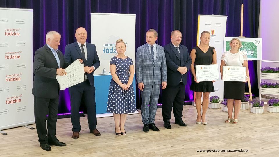 Na zdjęciu: zdjęcie z wręczania przez:  Zbigniewa Ziembę – Wicemarszałka Województwa Łódzkiego, Ewę Wendrowską i Janusza Ciesielskiego – radnych Sejmiku Województwa Łódzkiego i Mariusza Węgrzynowskiego – Starostę Powiatu Tomaszowskiego, grantów sołeckich "Sołectwo na plus", przyznanych przez Urząd Marszałkowski w Łodzi dla sołectw z powiatu tomaszowskiego. uroczystość odbyła się 8 lipca 2021 roku w Gminnym Domu Kultury w Wiadernie, gmina Tomaszów Mazowiecki 