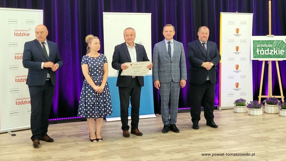 Na zdjęciu: zdjęcie z wręczania przez:  Zbigniewa Ziembę – Wicemarszałka Województwa Łódzkiego, Ewę Wendrowską i Janusza Ciesielskiego – radnych Sejmiku Województwa Łódzkiego i Mariusza Węgrzynowskiego – Starostę Powiatu Tomaszowskiego, grantów sołeckich "Sołectwo na plus", przyznanych przez Urząd Marszałkowski w Łodzi dla sołectw z powiatu tomaszowskiego. uroczystość odbyła się 8 lipca 2021 roku w Gminnym Domu Kultury w Wiadernie, gmina Tomaszów Mazowiecki 