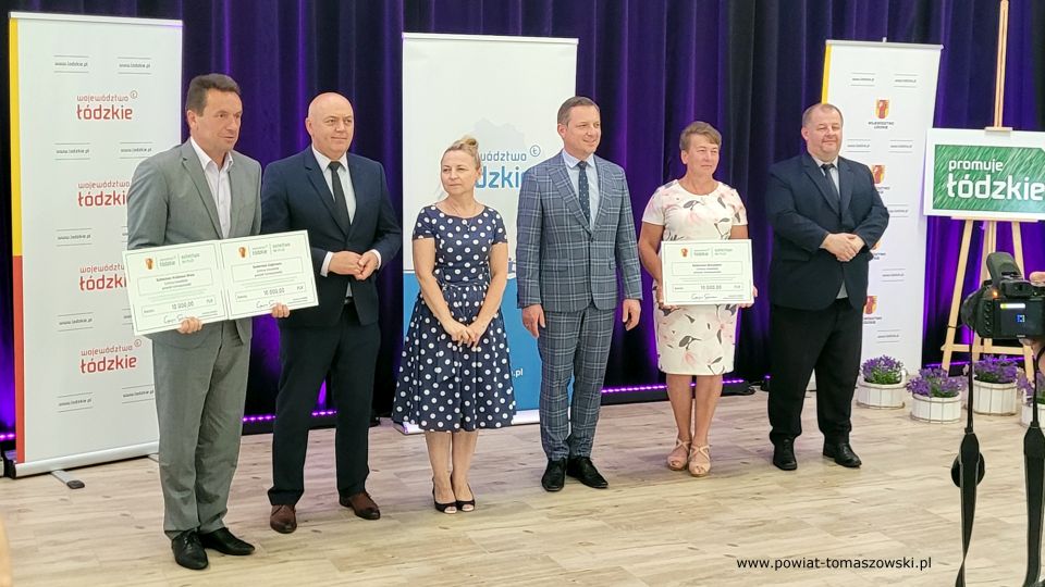 Na zdjęciu: zdjęcie z wręczania przez:  Zbigniewa Ziembę – Wicemarszałka Województwa Łódzkiego, Ewę Wendrowską i Janusza Ciesielskiego – radnych Sejmiku Województwa Łódzkiego i Mariusza Węgrzynowskiego – Starostę Powiatu Tomaszowskiego, grantów sołeckich "Sołectwo na plus", przyznanych przez Urząd Marszałkowski w Łodzi dla sołectw z powiatu tomaszowskiego. uroczystość odbyła się 8 lipca 2021 roku w Gminnym Domu Kultury w Wiadernie, gmina Tomaszów Mazowiecki 