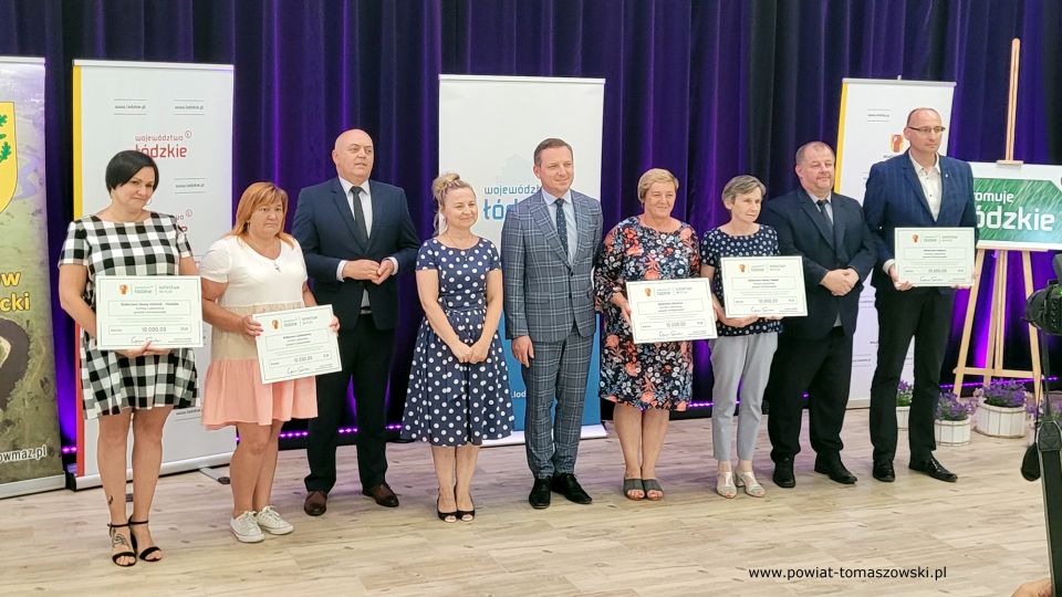 Na zdjęciu: zdjęcie z wręczania przez:  Zbigniewa Ziembę – Wicemarszałka Województwa Łódzkiego, Ewę Wendrowską i Janusza Ciesielskiego – radnych Sejmiku Województwa Łódzkiego i Mariusza Węgrzynowskiego – Starostę Powiatu Tomaszowskiego, grantów sołeckich "Sołectwo na plus", przyznanych przez Urząd Marszałkowski w Łodzi dla sołectw z powiatu tomaszowskiego. uroczystość odbyła się 8 lipca 2021 roku w Gminnym Domu Kultury w Wiadernie, gmina Tomaszów Mazowiecki 
