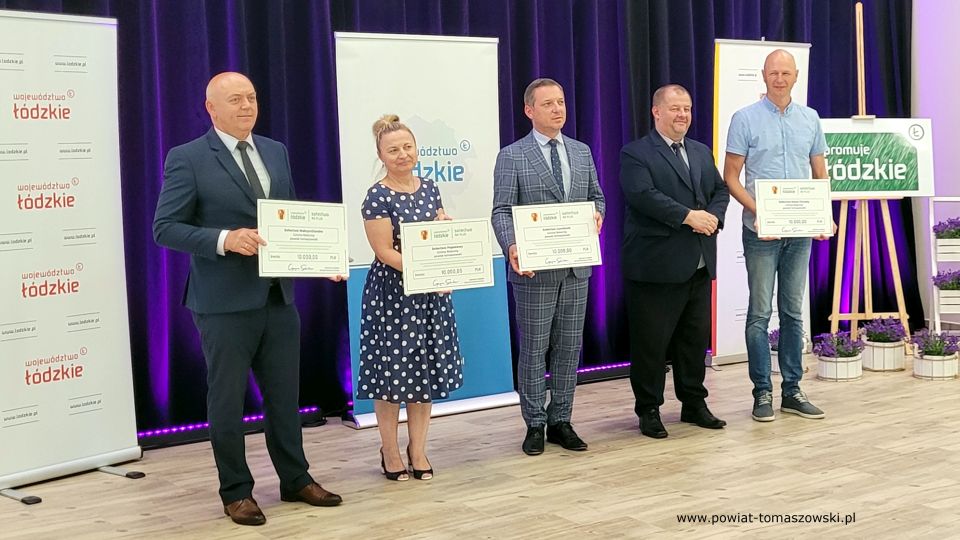 Na zdjęciu: zdjęcie z wręczania przez:  Zbigniewa Ziembę – Wicemarszałka Województwa Łódzkiego, Ewę Wendrowską i Janusza Ciesielskiego – radnych Sejmiku Województwa Łódzkiego i Mariusza Węgrzynowskiego – Starostę Powiatu Tomaszowskiego, grantów sołeckich "Sołectwo na plus", przyznanych przez Urząd Marszałkowski w Łodzi dla sołectw z powiatu tomaszowskiego. uroczystość odbyła się 8 lipca 2021 roku w Gminnym Domu Kultury w Wiadernie, gmina Tomaszów Mazowiecki 