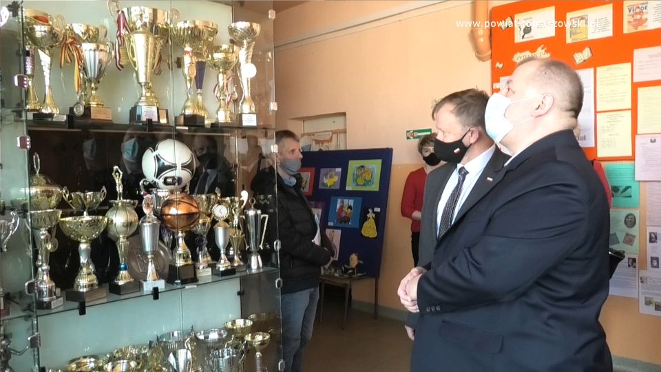 Na zdjęciu: Mariusz Węgrzynowski – Starosta Powiatu Tomaszowskiego i Tomasz Trzaskacz – dyrektor Delegatury Kuratorium Oświaty w Łodzi w Piotrkowie Trybunalskim, oglądają trofea, zdobyte przez uczniów  Zespołu Szkolno – Przedszkolnego w Będkowie, podczas wizyty z Kuratorium Oświaty w Łodzi