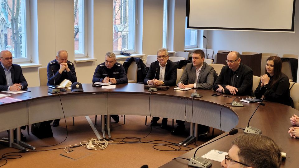 Na zdjęciu: uczestnicy spotkania, które odbyło się w Sali konferencyjnej Starostwa Powiatowego w  Tomaszowie Mazowieckim w środę, 9 marca 2022 roku, w sprawie koordynacji działań związanych z pomocą uchodźcom i ofiarom wojny w Ukrainie