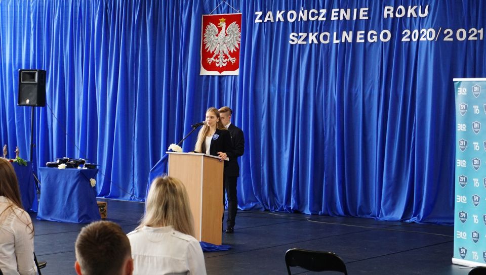 Na zdjęciu: zakończenie roku szkolnego dla uczniów klas trzecich III Liceum Ogólnokształcącego w Tomaszowie Mazowieckim i klas czwartych Technikum przy ZSP nr 8 w Tomaszowie Mazowieckim, przy ulicy Nadrzecznej