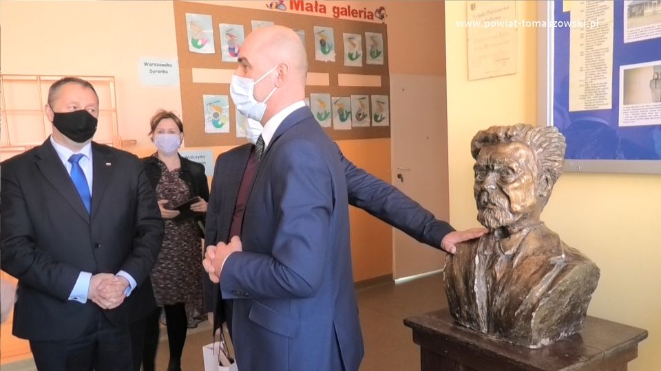 Na zdjęciu: Waldemar Flajszer – Łódzki Kurator Oświaty, Dariusz Misztal – Wójt Gminy Będków, na terenie  Zespołu Szkolno – Przedszkolnego w Będkowie, podczas wizyty z Kuratorium Oświaty w Łodzi