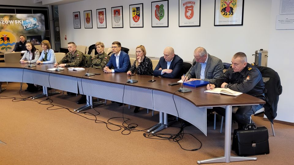 Na zdjęciu: uczestnicy spotkania, które odbyło się w Sali konferencyjnej Starostwa Powiatowego w  Tomaszowie Mazowieckim w środę, 9 marca 2022 roku, w sprawie koordynacji działań związanych z pomocą uchodźcom i ofiarom wojny w Ukrainie