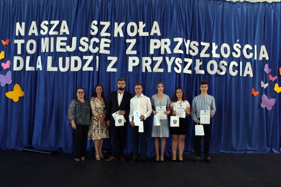 Na zdjęciu: uczniowie ZSP nr 8 w Tomaszowie Mazowieckim, nagrodzeni wokaliści