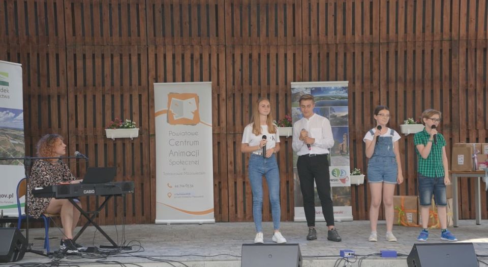 zdjęcie z Biesiady Świętojańskiej, która odbyła się 23 czerwca 2021 roku, zorganizowana przez Powiatowe Centrum Animacji Społecznej w  Tomaszowie Mazowieckim