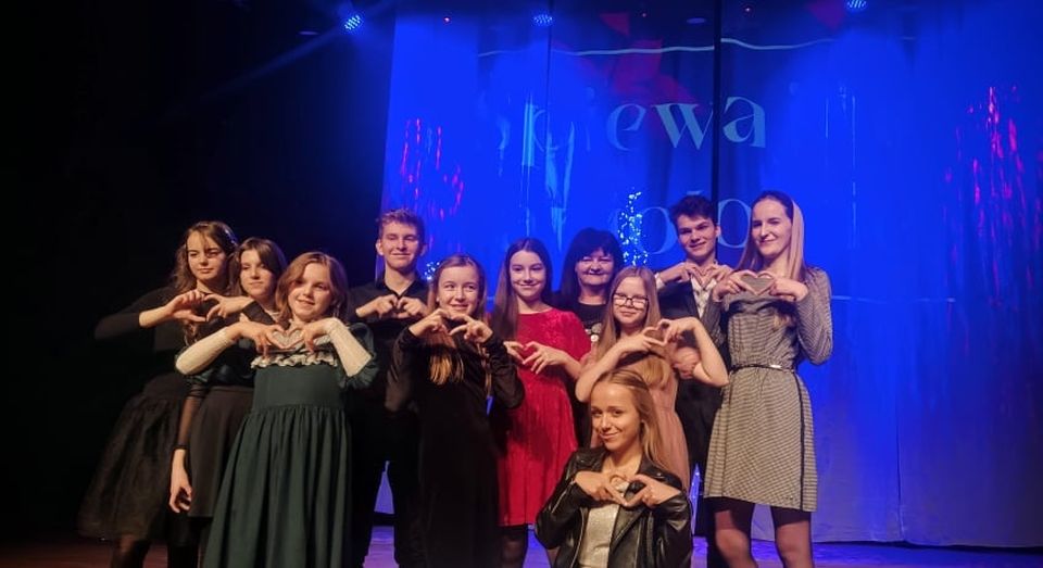 Na zdjęciu: uczestnicy sekcji wokalnej i gitarowej, działających w Powiatowym Centrum Animacji Społecznej, podczas Konkursu Kolęd i Pastorałek pt. „Śpiewajcie Anioły” organizowanym przez Miejski Dom Kultury im. Danuty Siedzikówny INKI w Rawie Mazowieckiej