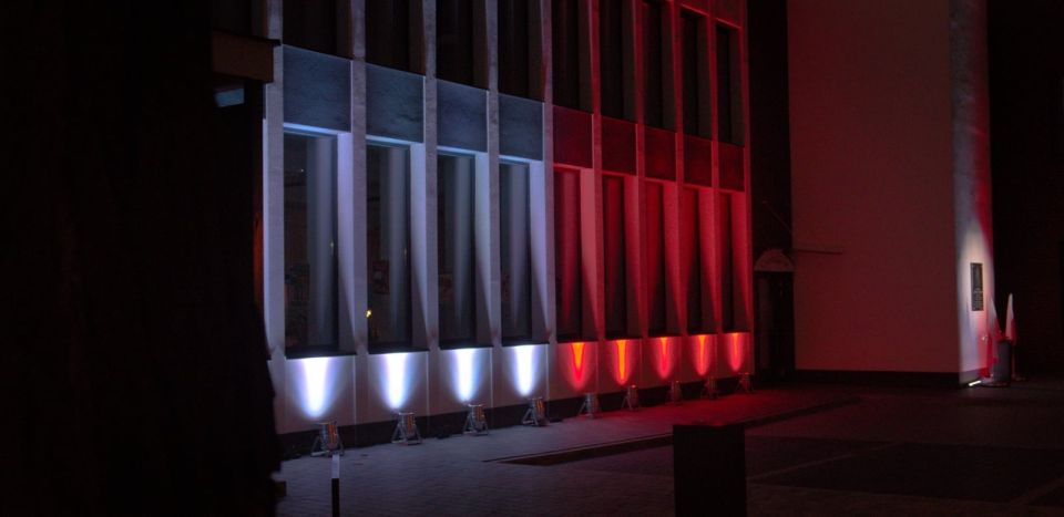 Na zdjęciu: patriotyczna iluminacja na budynku Powiatowego Centrum Animacji Społecznej w Tomaszowie Mazowieckim
