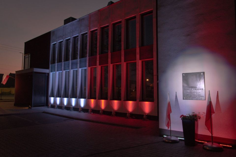 Na zdjęciu: patriotyczna iluminacja na budynku Powiatowego Centrum Animacji Społecznej w Tomaszowie Mazowieckim