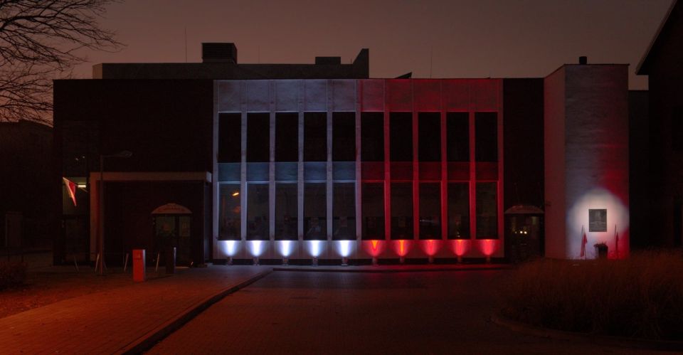 Na zdjęciu: patriotyczna iluminacja na budynku Powiatowego Centrum Animacji Społecznej w Tomaszowie Mazowieckim