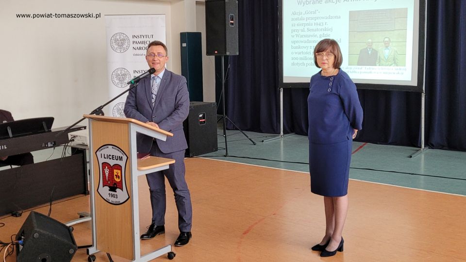 Na zdjęciu: uczestnicy uroczystości poświęconej 80. rocznicy utworzenia Armii Krajowej, która odbyła się w I Liceum Ogólnokształcącym im. Jarosława Dąbrowskiego w Tomaszowie Mazowieckim, w piątek, 4 marca 2022 roku Na zdjęciu: uczestnicy uroczystości poświęconej 80. rocznicy utworzenia Armii Krajowej, która odbyła się w I Liceum Ogólnokształcącym im. Jarosława Dąbrowskiego w Tomaszowie Mazowieckim, w piątek, 4 marca 2022 roku