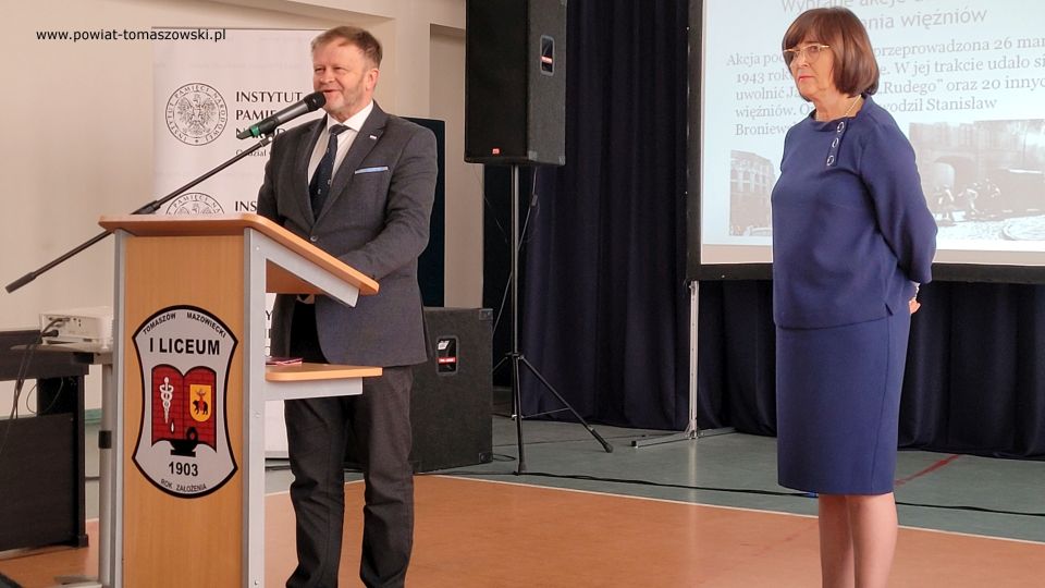 Na zdjęciu: uczestnicy uroczystości poświęconej 80. rocznicy utworzenia Armii Krajowej, która odbyła się w I Liceum Ogólnokształcącym im. Jarosława Dąbrowskiego w Tomaszowie Mazowieckim, w piątek, 4 marca 2022 roku Na zdjęciu: uczestnicy uroczystości poświęconej 80. rocznicy utworzenia Armii Krajowej, która odbyła się w I Liceum Ogólnokształcącym im. Jarosława Dąbrowskiego w Tomaszowie Mazowieckim, w piątek, 4 marca 2022 roku