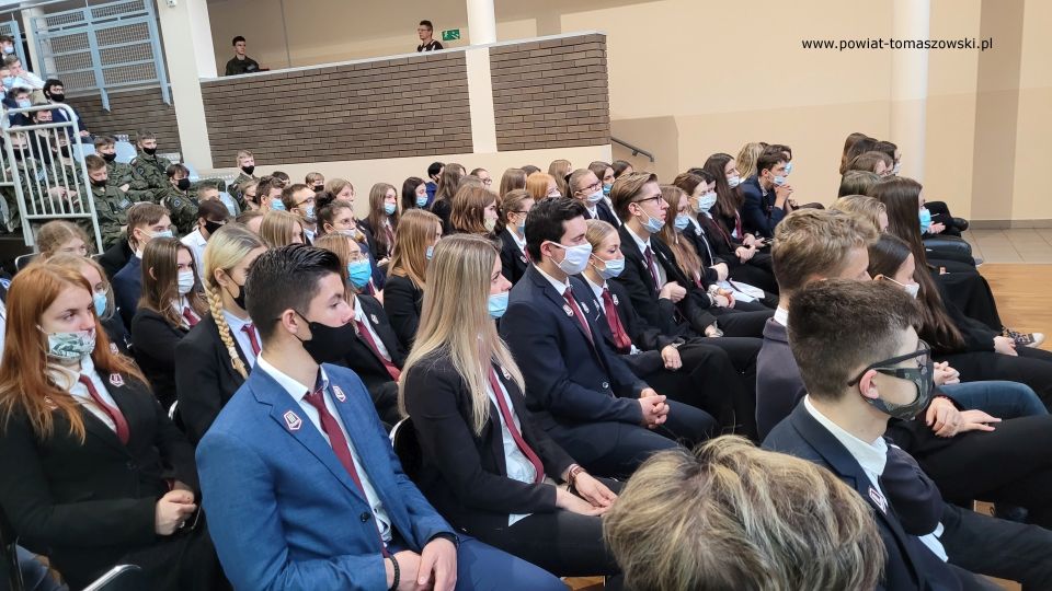 Na zdjęciu: zdjęcie ze spotkania z dr. hab. Dariuszem Rogutem, dyrektorem łódzkiego oddziału IPN, które odbyło się we wtorek, 16 listopada 2021 roku, w Zespole Szkół Ponadpodstawowych nr 1 im. Tadeusza Kościuszki w Tomaszowie Mazowieckim