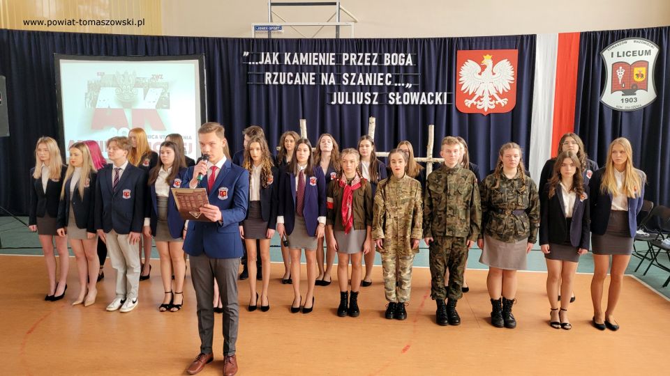 Na zdjęciu: uczestnicy uroczystości poświęconej 80. rocznicy utworzenia Armii Krajowej, która odbyła się w I Liceum Ogólnokształcącym im. Jarosława Dąbrowskiego w Tomaszowie Mazowieckim, w piątek, 4 marca 2022 roku Na zdjęciu: uczestnicy uroczystości poświęconej 80. rocznicy utworzenia Armii Krajowej, która odbyła się w I Liceum Ogólnokształcącym im. Jarosława Dąbrowskiego w Tomaszowie Mazowieckim, w piątek, 4 marca 2022 roku