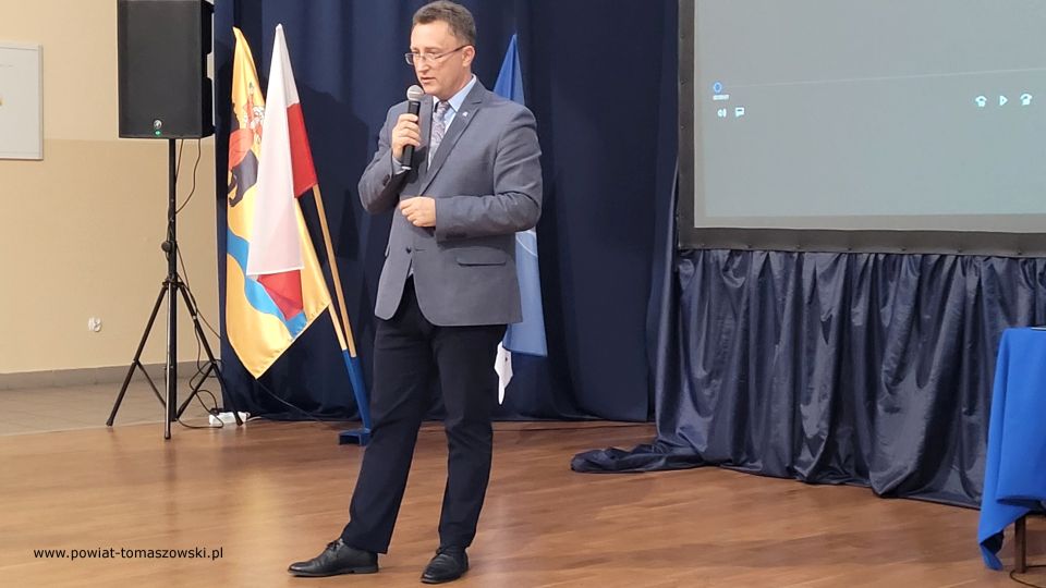 Na zdjęciu: zdjęcie ze spotkania z dr. hab. Dariuszem Rogutem, dyrektorem łódzkiego oddziału IPN, które odbyło się we wtorek, 16 listopada 2021 roku, w Zespole Szkół Ponadpodstawowych nr 1 im. Tadeusza Kościuszki w Tomaszowie Mazowieckim