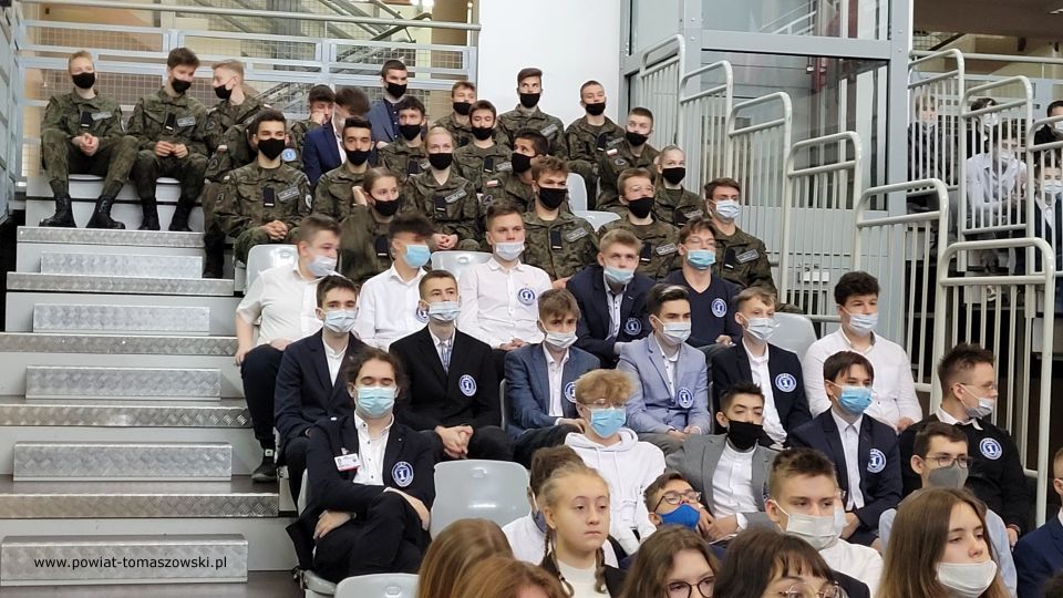 Na zdjęciu: zdjęcie ze spotkania z dr. hab. Dariuszem Rogutem, dyrektorem łódzkiego oddziału IPN, które odbyło się we wtorek, 16 listopada 2021 roku, w Zespole Szkół Ponadpodstawowych nr 1 im. Tadeusza Kościuszki w Tomaszowie Mazowieckim