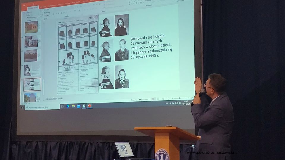 Na zdjęciu: zdjęcie ze spotkania z dr. hab. Dariuszem Rogutem, dyrektorem łódzkiego oddziału IPN, które odbyło się we wtorek, 16 listopada 2021 roku, w Zespole Szkół Ponadpodstawowych nr 1 im. Tadeusza Kościuszki w Tomaszowie Mazowieckim