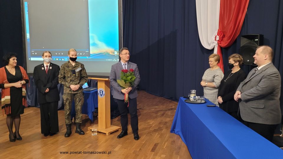 Na zdjęciu: zdjęcie ze spotkania z dr. hab. Dariuszem Rogutem, dyrektorem łódzkiego oddziału IPN, które odbyło się we wtorek, 16 listopada 2021 roku, w Zespole Szkół Ponadpodstawowych nr 1 im. Tadeusza Kościuszki w Tomaszowie Mazowieckim