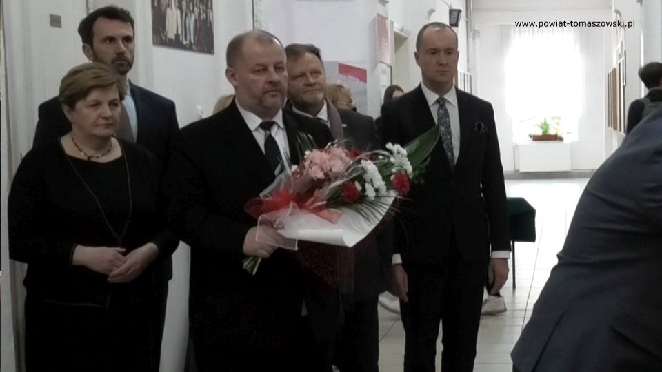 Na zdjęciu: uczestnicy uroczystości poświęconej 80. rocznicy utworzenia Armii Krajowej, która odbyła się w I Liceum Ogólnokształcącym im. Jarosława Dąbrowskiego w Tomaszowie Mazowieckim, w piątek, 4 marca 2022 roku Na zdjęciu: uczestnicy uroczystości poświęconej 80. rocznicy utworzenia Armii Krajowej, która odbyła się w I Liceum Ogólnokształcącym im. Jarosława Dąbrowskiego w Tomaszowie Mazowieckim, w piątek, 4 marca 2022 roku