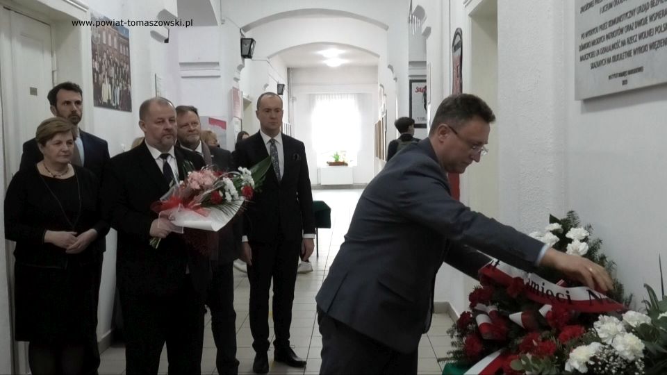 Na zdjęciu: uczestnicy uroczystości poświęconej 80. rocznicy utworzenia Armii Krajowej, która odbyła się w I Liceum Ogólnokształcącym im. Jarosława Dąbrowskiego w Tomaszowie Mazowieckim, w piątek, 4 marca 2022 roku Na zdjęciu: uczestnicy uroczystości poświęconej 80. rocznicy utworzenia Armii Krajowej, która odbyła się w I Liceum Ogólnokształcącym im. Jarosława Dąbrowskiego w Tomaszowie Mazowieckim, w piątek, 4 marca 2022 roku
