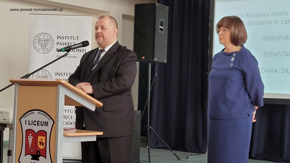 Na zdjęciu: uczestnicy uroczystości poświęconej 80. rocznicy utworzenia Armii Krajowej, która odbyła się w I Liceum Ogólnokształcącym im. Jarosława Dąbrowskiego w Tomaszowie Mazowieckim, w piątek, 4 marca 2022 roku Na zdjęciu: uczestnicy uroczystości poświęconej 80. rocznicy utworzenia Armii Krajowej, która odbyła się w I Liceum Ogólnokształcącym im. Jarosława Dąbrowskiego w Tomaszowie Mazowieckim, w piątek, 4 marca 2022 roku