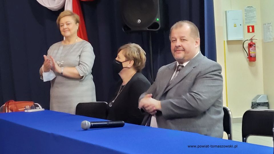 Na zdjęciu: zdjęcie ze spotkania z dr. hab. Dariuszem Rogutem, dyrektorem łódzkiego oddziału IPN, które odbyło się we wtorek, 16 listopada 2021 roku, w Zespole Szkół Ponadpodstawowych nr 1 im. Tadeusza Kościuszki w Tomaszowie Mazowieckim