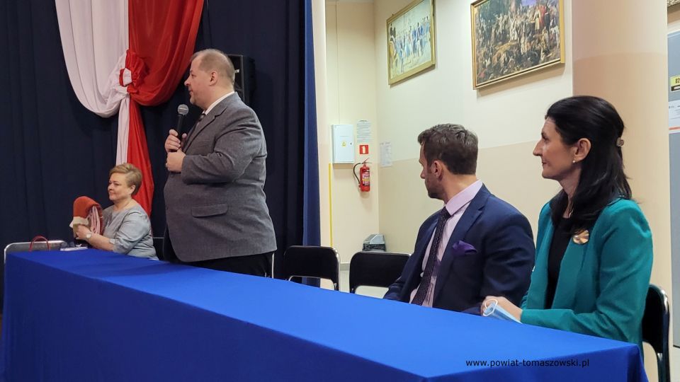 Na zdjęciu: zdjęcie ze spotkania z dr. hab. Dariuszem Rogutem, dyrektorem łódzkiego oddziału IPN, które odbyło się we wtorek, 16 listopada 2021 roku, w Zespole Szkół Ponadpodstawowych nr 1 im. Tadeusza Kościuszki w Tomaszowie Mazowieckim