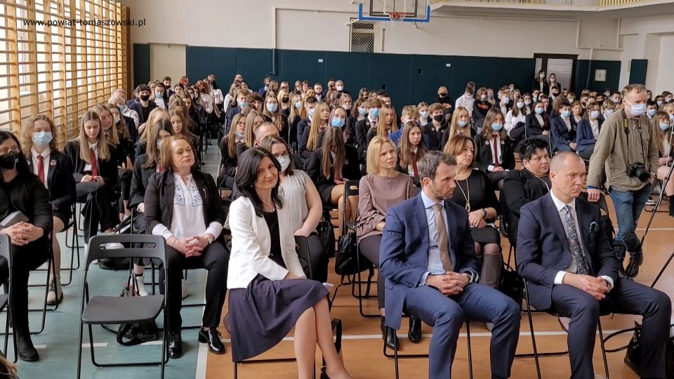 Na zdjęciu: uczestnicy uroczystości poświęconej 80. rocznicy utworzenia Armii Krajowej, która odbyła się w I Liceum Ogólnokształcącym im. Jarosława Dąbrowskiego w Tomaszowie Mazowieckim, w piątek, 4 marca 2022 roku Na zdjęciu: uczestnicy uroczystości poświęconej 80. rocznicy utworzenia Armii Krajowej, która odbyła się w I Liceum Ogólnokształcącym im. Jarosława Dąbrowskiego w Tomaszowie Mazowieckim, w piątek, 4 marca 2022 roku