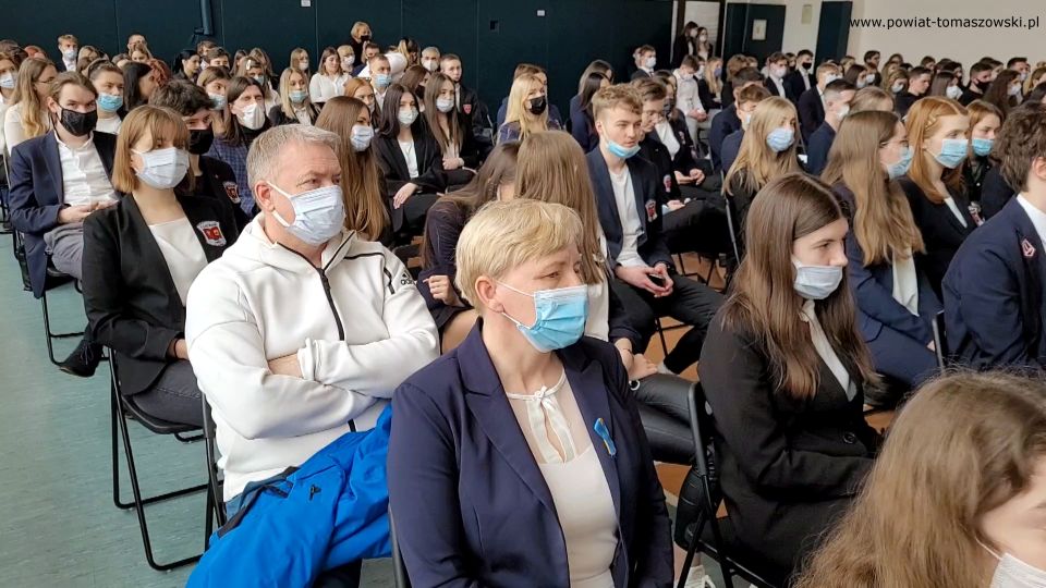 Na zdjęciu: uczestnicy uroczystości poświęconej 80. rocznicy utworzenia Armii Krajowej, która odbyła się w I Liceum Ogólnokształcącym im. Jarosława Dąbrowskiego w Tomaszowie Mazowieckim, w piątek, 4 marca 2022 roku Na zdjęciu: uczestnicy uroczystości poświęconej 80. rocznicy utworzenia Armii Krajowej, która odbyła się w I Liceum Ogólnokształcącym im. Jarosława Dąbrowskiego w Tomaszowie Mazowieckim, w piątek, 4 marca 2022 roku