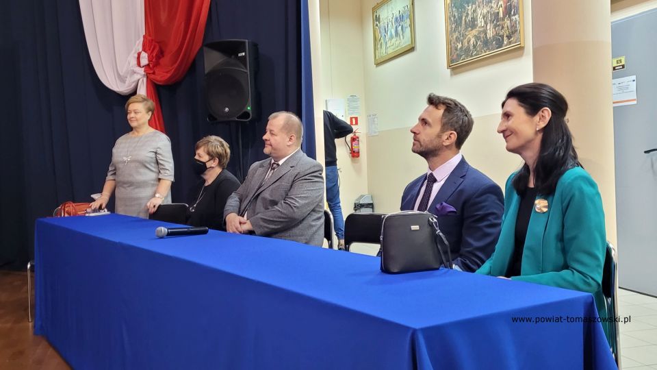 Na zdjęciu: zdjęcie ze spotkania z dr. hab. Dariuszem Rogutem, dyrektorem łódzkiego oddziału IPN, które odbyło się we wtorek, 16 listopada 2021 roku, w Zespole Szkół Ponadpodstawowych nr 1 im. Tadeusza Kościuszki w Tomaszowie Mazowieckim