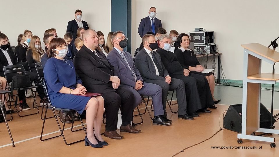 Na zdjęciu: uczestnicy uroczystości poświęconej 80. rocznicy utworzenia Armii Krajowej, która odbyła się w I Liceum Ogólnokształcącym im. Jarosława Dąbrowskiego w Tomaszowie Mazowieckim, w piątek, 4 marca 2022 roku Na zdjęciu: uczestnicy uroczystości poświęconej 80. rocznicy utworzenia Armii Krajowej, która odbyła się w I Liceum Ogólnokształcącym im. Jarosława Dąbrowskiego w Tomaszowie Mazowieckim, w piątek, 4 marca 2022 roku