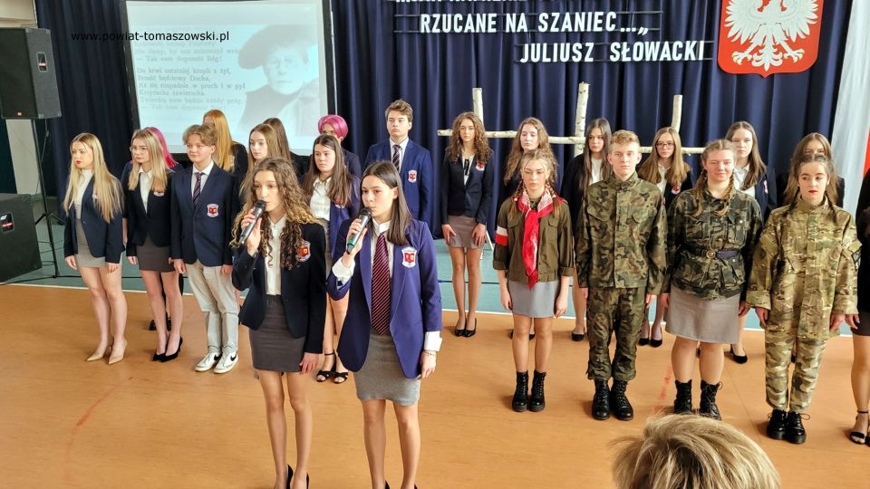 Na zdjęciu: uczestnicy uroczystości poświęconej 80. rocznicy utworzenia Armii Krajowej, która odbyła się w I Liceum Ogólnokształcącym im. Jarosława Dąbrowskiego w Tomaszowie Mazowieckim, w piątek, 4 marca 2022 roku Na zdjęciu: uczestnicy uroczystości poświęconej 80. rocznicy utworzenia Armii Krajowej, która odbyła się w I Liceum Ogólnokształcącym im. Jarosława Dąbrowskiego w Tomaszowie Mazowieckim, w piątek, 4 marca 2022 roku