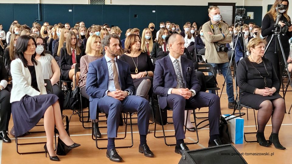 Na zdjęciu: uczestnicy uroczystości poświęconej 80. rocznicy utworzenia Armii Krajowej, która odbyła się w I Liceum Ogólnokształcącym im. Jarosława Dąbrowskiego w Tomaszowie Mazowieckim, w piątek, 4 marca 2022 roku Na zdjęciu: uczestnicy uroczystości poświęconej 80. rocznicy utworzenia Armii Krajowej, która odbyła się w I Liceum Ogólnokształcącym im. Jarosława Dąbrowskiego w Tomaszowie Mazowieckim, w piątek, 4 marca 2022 roku