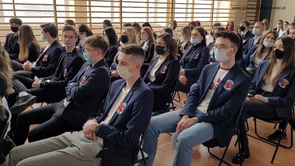 Na zdjęciu: uczestnicy uroczystości poświęconej 80. rocznicy utworzenia Armii Krajowej, która odbyła się w I Liceum Ogólnokształcącym im. Jarosława Dąbrowskiego w Tomaszowie Mazowieckim, w piątek, 4 marca 2022 roku Na zdjęciu: uczestnicy uroczystości poświęconej 80. rocznicy utworzenia Armii Krajowej, która odbyła się w I Liceum Ogólnokształcącym im. Jarosława Dąbrowskiego w Tomaszowie Mazowieckim, w piątek, 4 marca 2022 roku