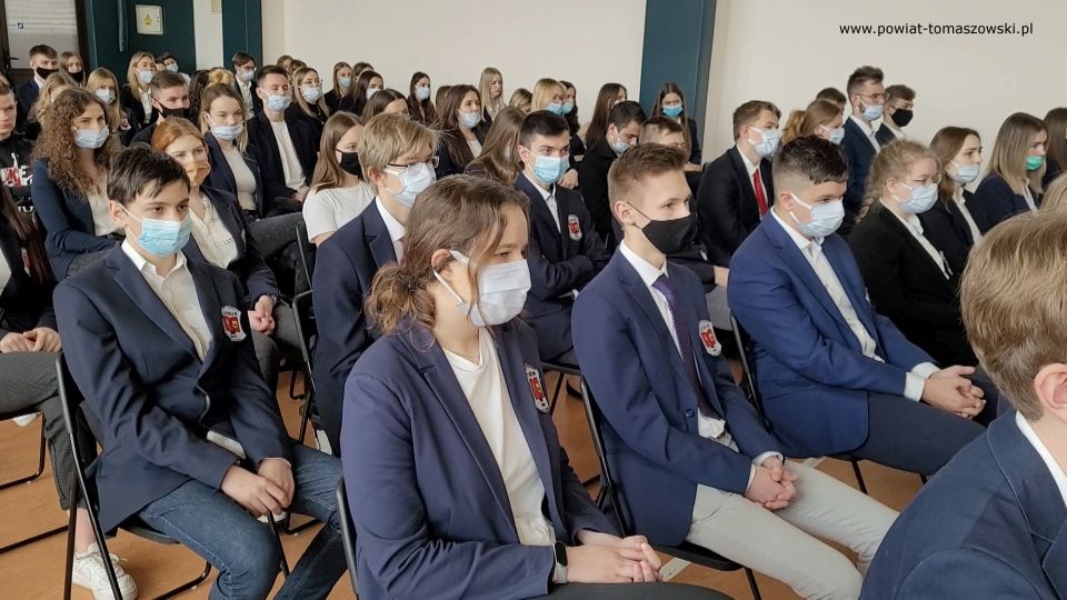 Na zdjęciu: uczestnicy uroczystości poświęconej 80. rocznicy utworzenia Armii Krajowej, która odbyła się w I Liceum Ogólnokształcącym im. Jarosława Dąbrowskiego w Tomaszowie Mazowieckim, w piątek, 4 marca 2022 roku Na zdjęciu: uczestnicy uroczystości poświęconej 80. rocznicy utworzenia Armii Krajowej, która odbyła się w I Liceum Ogólnokształcącym im. Jarosława Dąbrowskiego w Tomaszowie Mazowieckim, w piątek, 4 marca 2022 roku