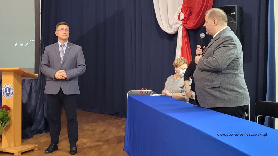 Na zdjęciu: zdjęcie ze spotkania z dr. hab. Dariuszem Rogutem, dyrektorem łódzkiego oddziału IPN, które odbyło się we wtorek, 16 listopada 2021 roku, w Zespole Szkół Ponadpodstawowych nr 1 im. Tadeusza Kościuszki w Tomaszowie Mazowieckim