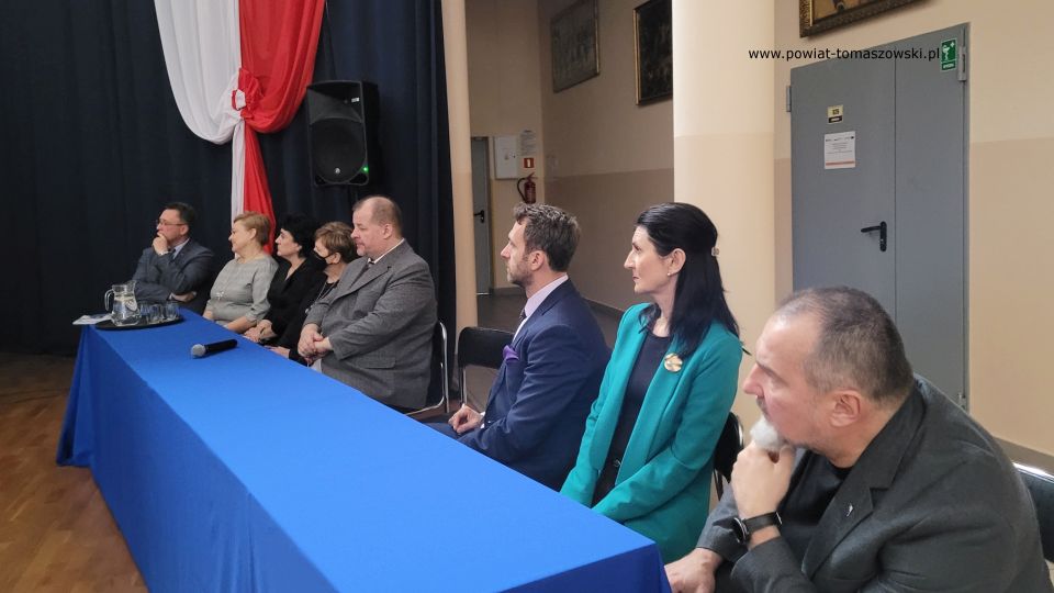 Na zdjęciu: zdjęcie ze spotkania z dr. hab. Dariuszem Rogutem, dyrektorem łódzkiego oddziału IPN, które odbyło się we wtorek, 16 listopada 2021 roku, w Zespole Szkół Ponadpodstawowych nr 1 im. Tadeusza Kościuszki w Tomaszowie Mazowieckim