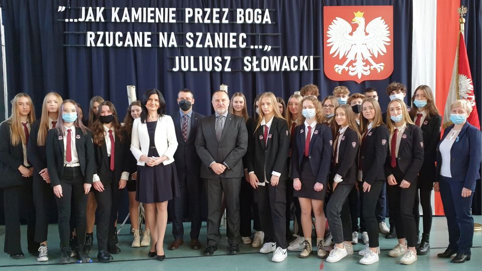 Na zdjęciu: uczestnicy uroczystości poświęconej 80. rocznicy utworzenia Armii Krajowej, która odbyła się w I Liceum Ogólnokształcącym im. Jarosława Dąbrowskiego w Tomaszowie Mazowieckim, w piątek, 4 marca 2022 roku Na zdjęciu: uczestnicy uroczystości poświęconej 80. rocznicy utworzenia Armii Krajowej, która odbyła się w I Liceum Ogólnokształcącym im. Jarosława Dąbrowskiego w Tomaszowie Mazowieckim, w piątek, 4 marca 2022 roku