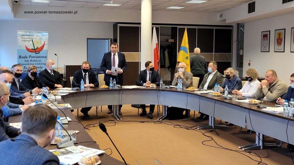 Na zdjęciu: uczestnicy posiedzenia Rady Powiatowej Izby Rolniczej Powiatu Tomaszowskiego, które odbyło się we wtorek, 15 lutego 2022 roku w sali konferencyjnej Starostwa Powiatowego w Tomaszowie Mazowieckim Na zdjęciu: uczestnicy posiedzenia Rady Powiatowej Izby Rolniczej Powiatu Tomaszowskiego, które odbyło się we wtorek, 15 lutego 2022 roku w sali konferencyjnej Starostwa Powiatowego w Tomaszowie Mazowieckim