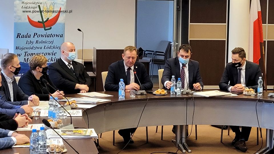 Na zdjęciu: uczestnicy posiedzenia Rady Powiatowej Izby Rolniczej Powiatu Tomaszowskiego, które odbyło się we wtorek, 15 lutego 2022 roku w sali konferencyjnej Starostwa Powiatowego w Tomaszowie Mazowieckim Na zdjęciu: uczestnicy posiedzenia Rady Powiatowej Izby Rolniczej Powiatu Tomaszowskiego, które odbyło się we wtorek, 15 lutego 2022 roku w sali konferencyjnej Starostwa Powiatowego w Tomaszowie Mazowieckim
