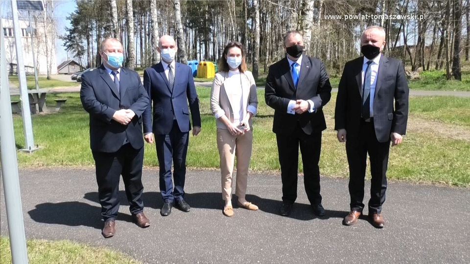 Na zdjęciu: od lewej: Mariusz Węgrzynowski – Starosta Powiatu Tomaszowskiego, Dariusz Misztal – Wójt Gminy Będków, Martyna Wojciechowska – radna Rady Powiatu Tomaszowskiego, Waldemar Flajszer – Łódzki Kurator Oświaty, Marian Holak – Wójt Gminy Budziszewice, na terenie  Szkoły Podstawowej w Budziszewicach, podczas wizyty z Kuratorium Oświaty w Łodzi