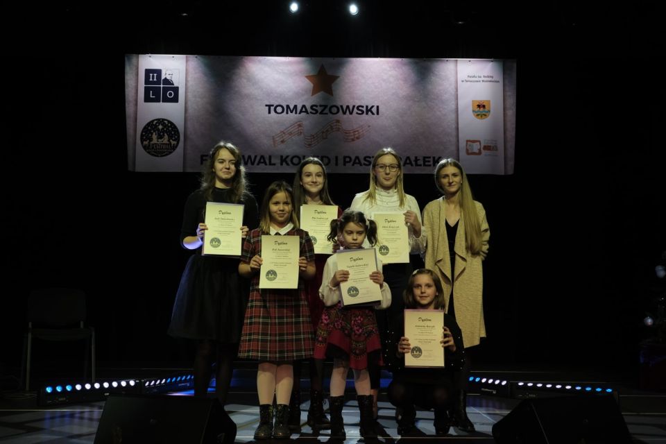 Na zdjęciu: uczestnicy sekcji wokalnej i gitarowej, działających w Powiatowym Centrum Animacji Społecznej, podczas XI Festiwalu Kolęd i Pastorałek, którego koncert laureatów odbył się w PCAS-ie w niedzielę, 16 stycznia 2022 roku