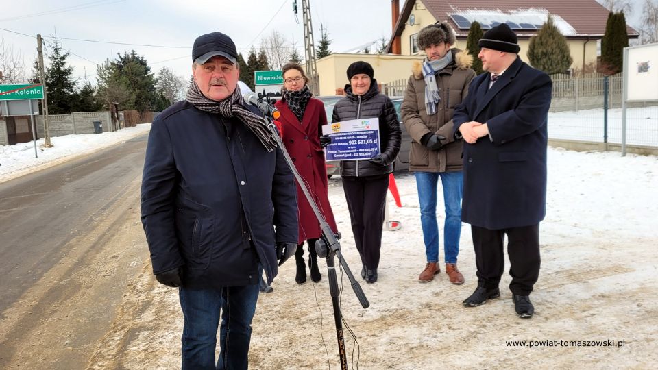 Na zdjęciu: uczestnicy uroczystego oddania do użytku wyremontowanej drogi powiatowej Ujazd – Janków, które odbyło się we wtorek, 28 grudnia 2021 roku